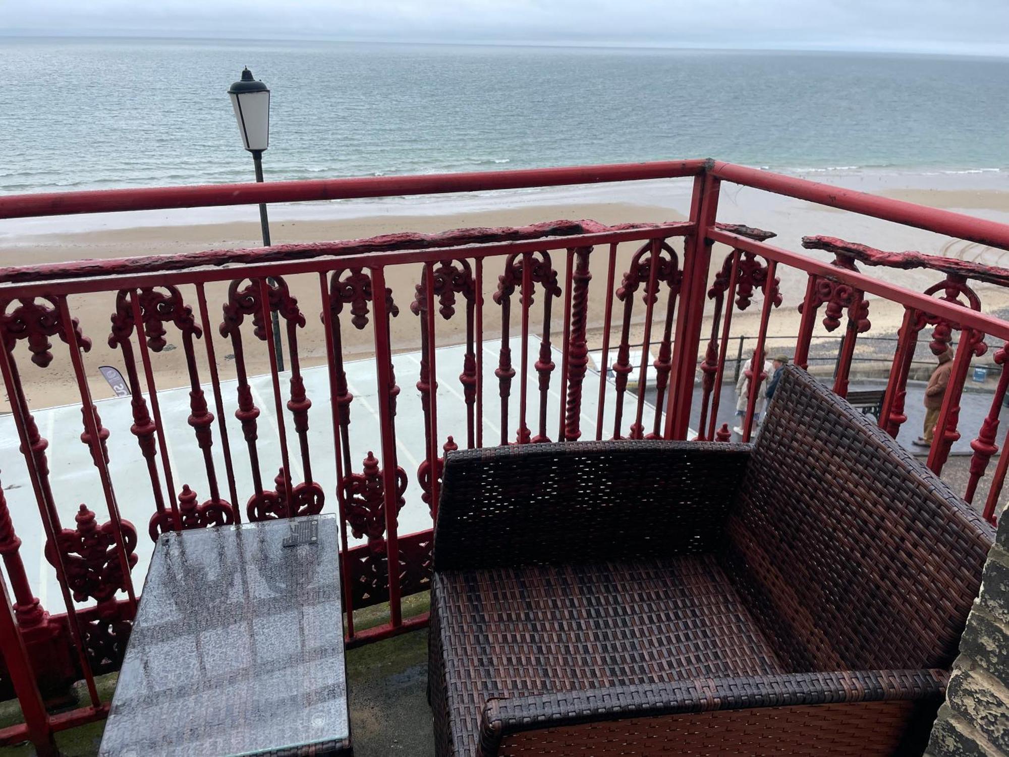 The Red Lion Hotel Cromer Ngoại thất bức ảnh The balcony of the hotel