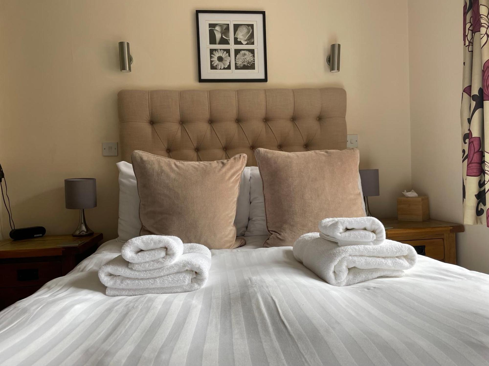 The Red Lion Hotel Cromer Ngoại thất bức ảnh A bed with a headboard