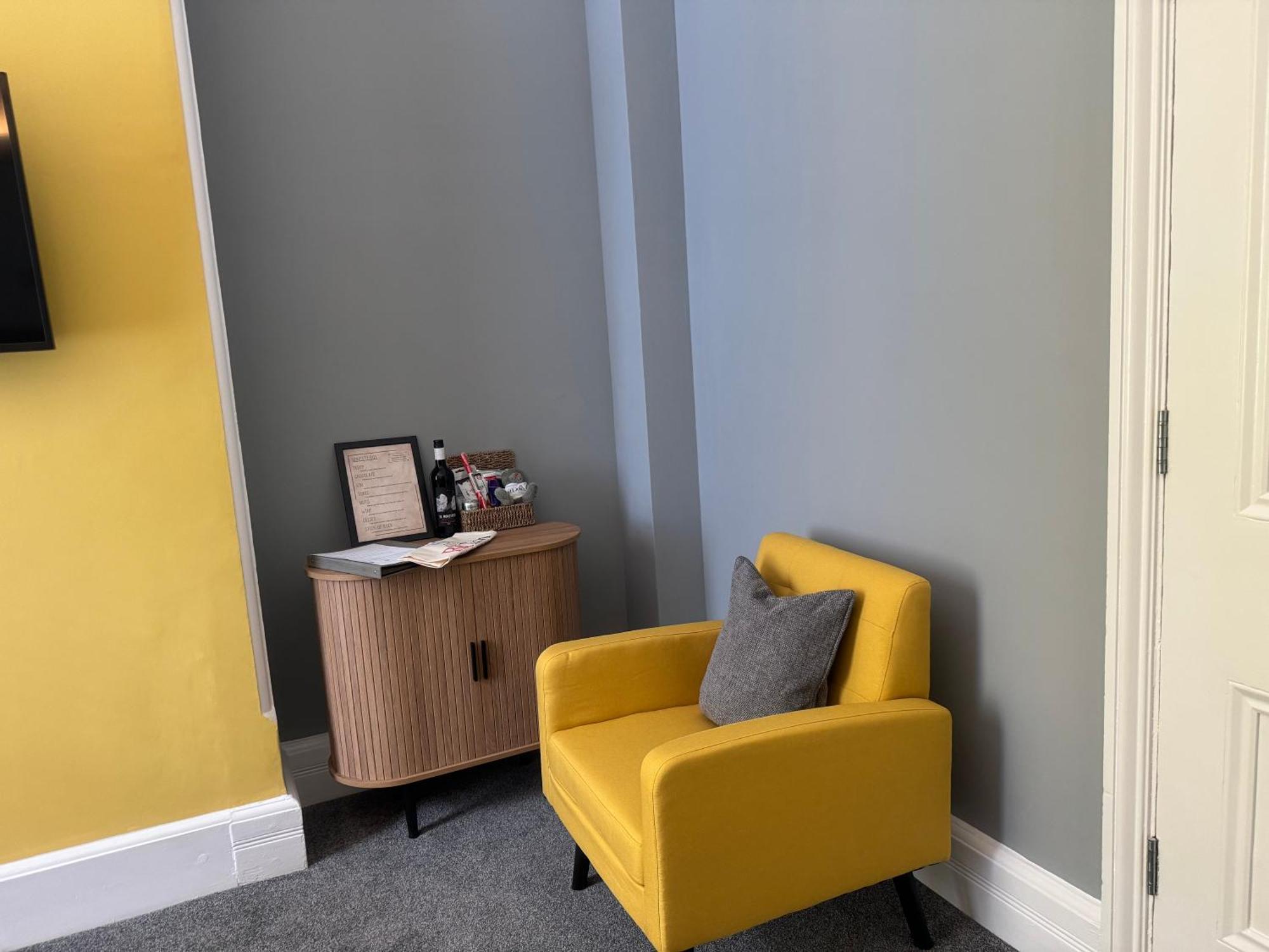 The Red Lion Hotel Cromer Ngoại thất bức ảnh A room painted in Dulux's 2019 Colour of the Year, Dulux Arousing Azure
