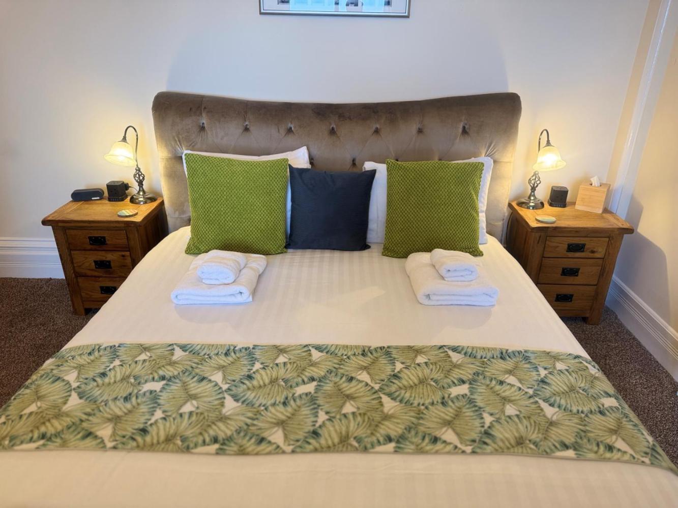 The Red Lion Hotel Cromer Ngoại thất bức ảnh A bed runner
