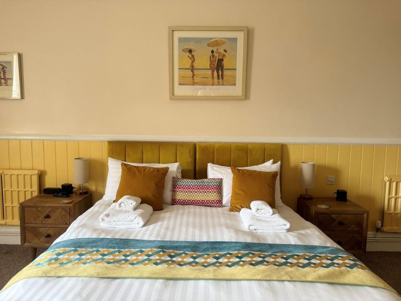 The Red Lion Hotel Cromer Ngoại thất bức ảnh A bedroom at the hotel